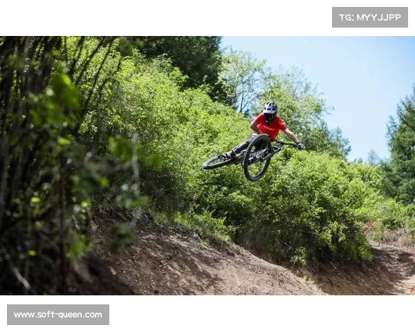 选手在暴雨泥泞赛道坚持比赛，展现山地自行车运动艰苦一面
